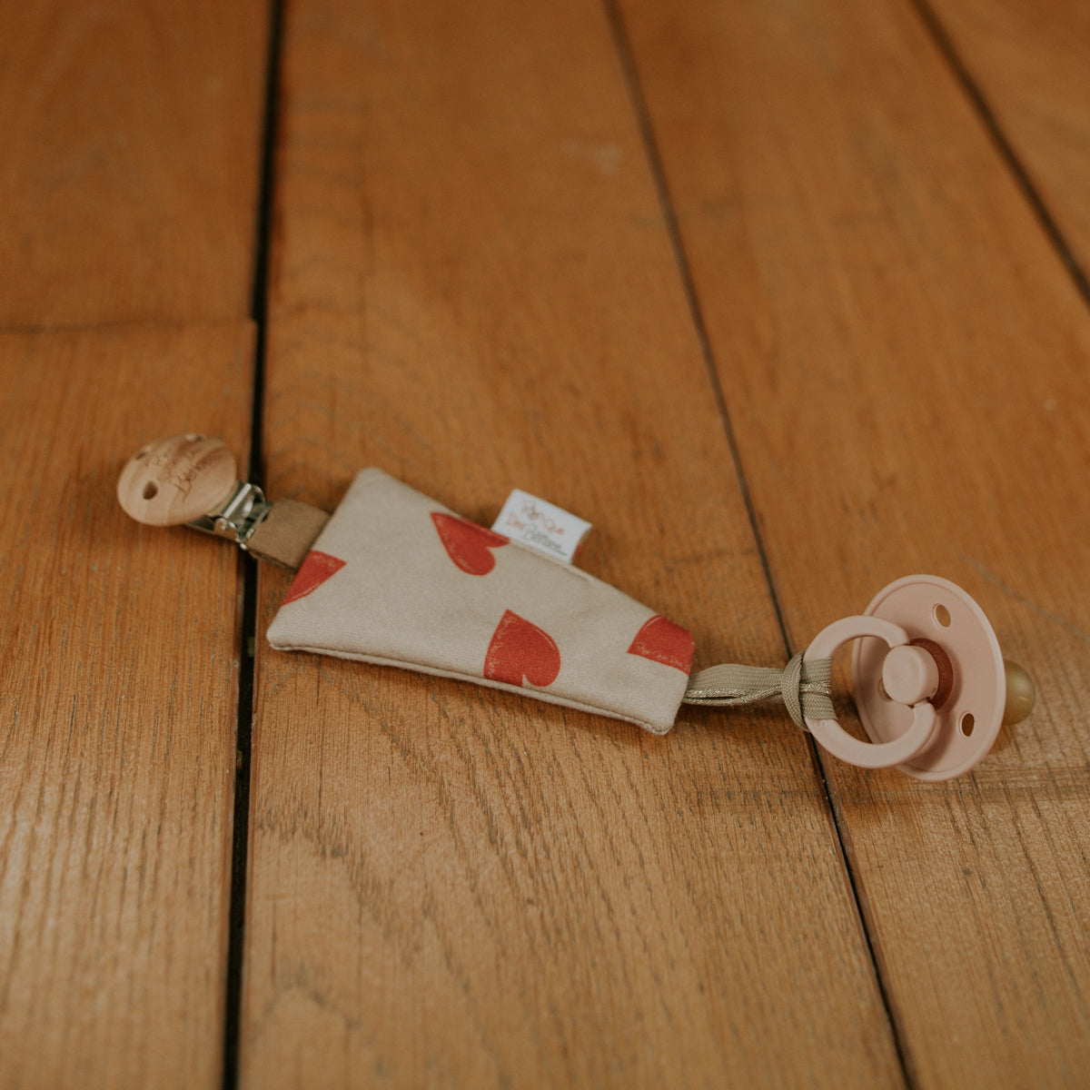 Attache tétine coeur rouge