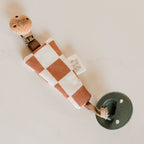 attache tétine damier camel rien que des bêtises