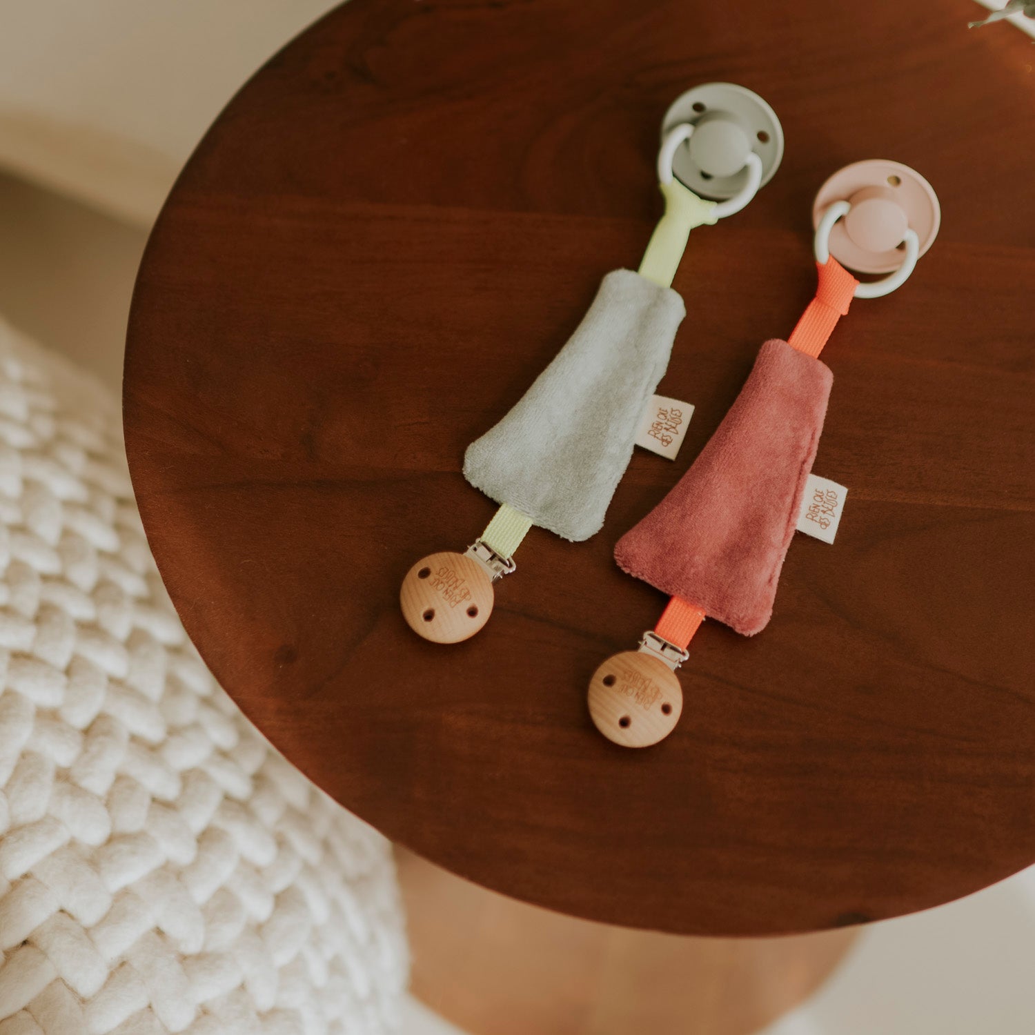 Attache tétine éponge vieux rose