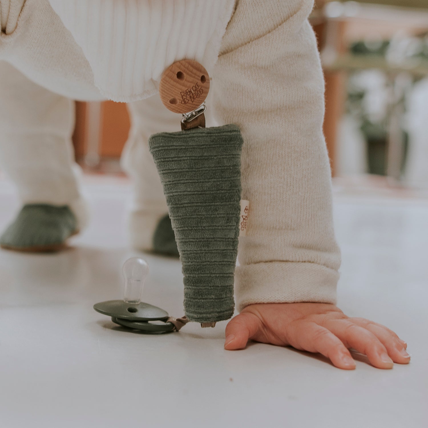 Attache tétine velours kaki
