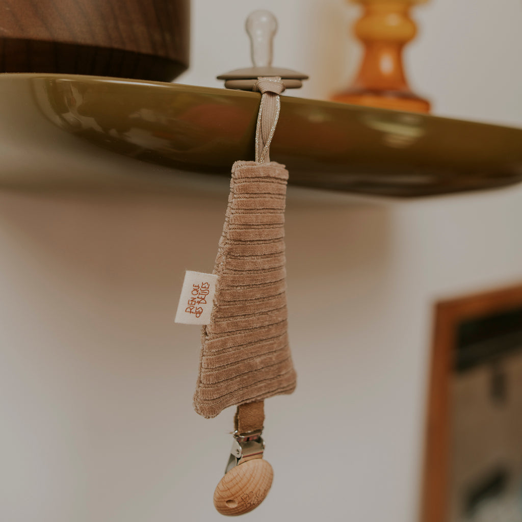 Attache tétine velours taupe