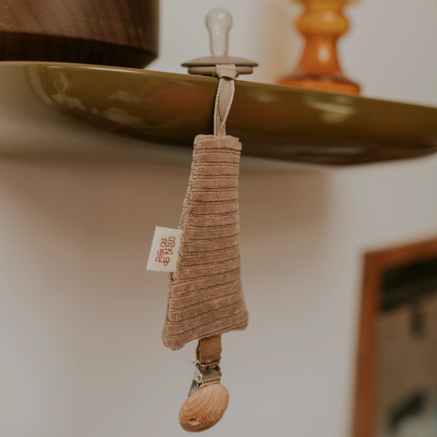 Attache tétine velours taupe
