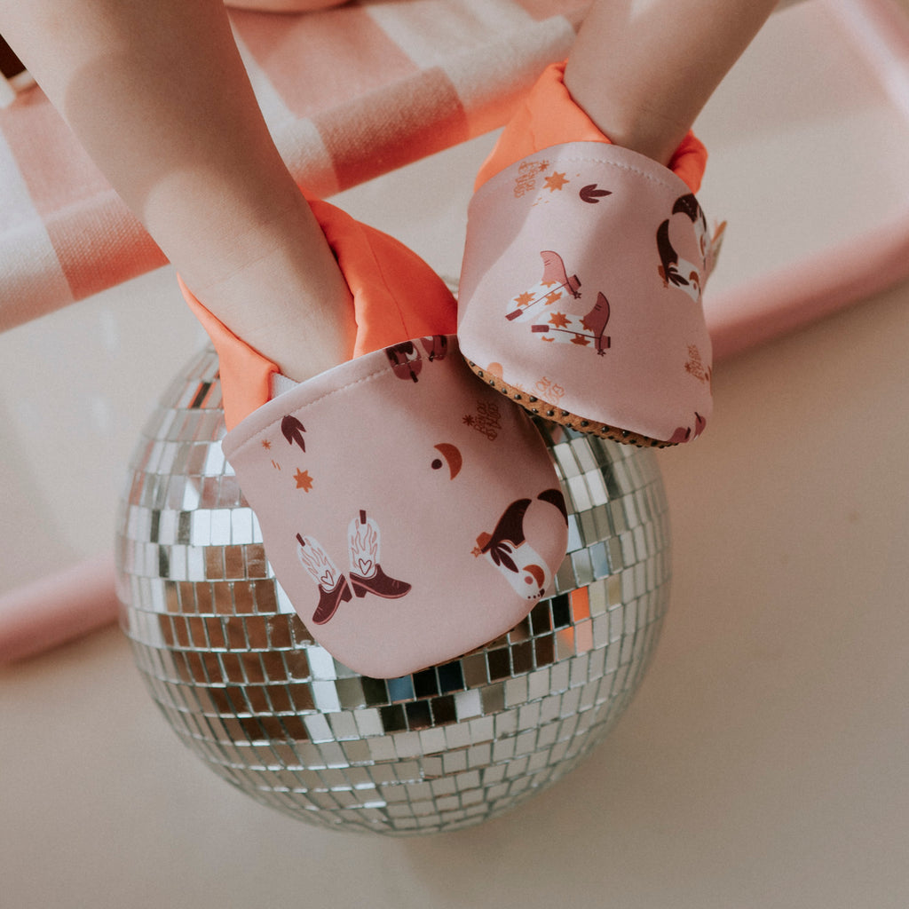 Chaussons plage bébé anti-UV Santiag rose