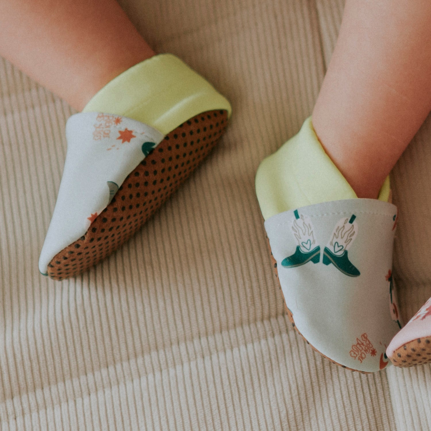 Chaussons plage bébé anti-UV Santiag vert