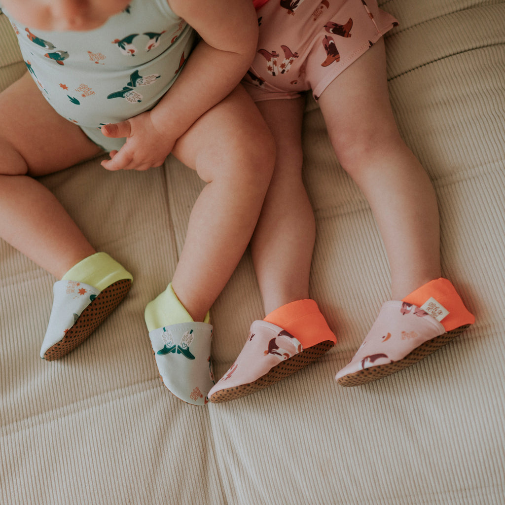 Chaussons plage bébé anti-UV Santiag vert