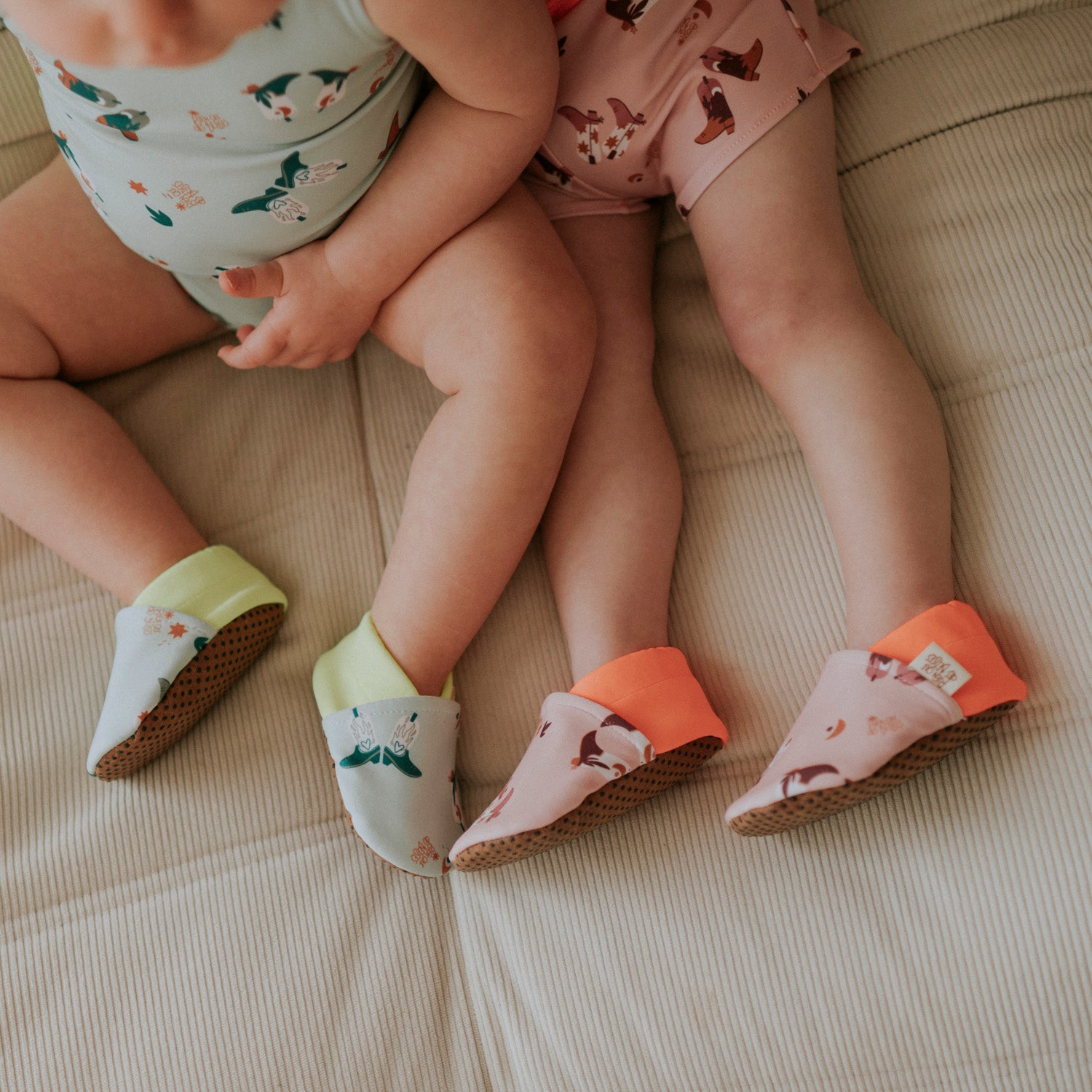 Chaussons plage bébé anti-UV Santiag vert