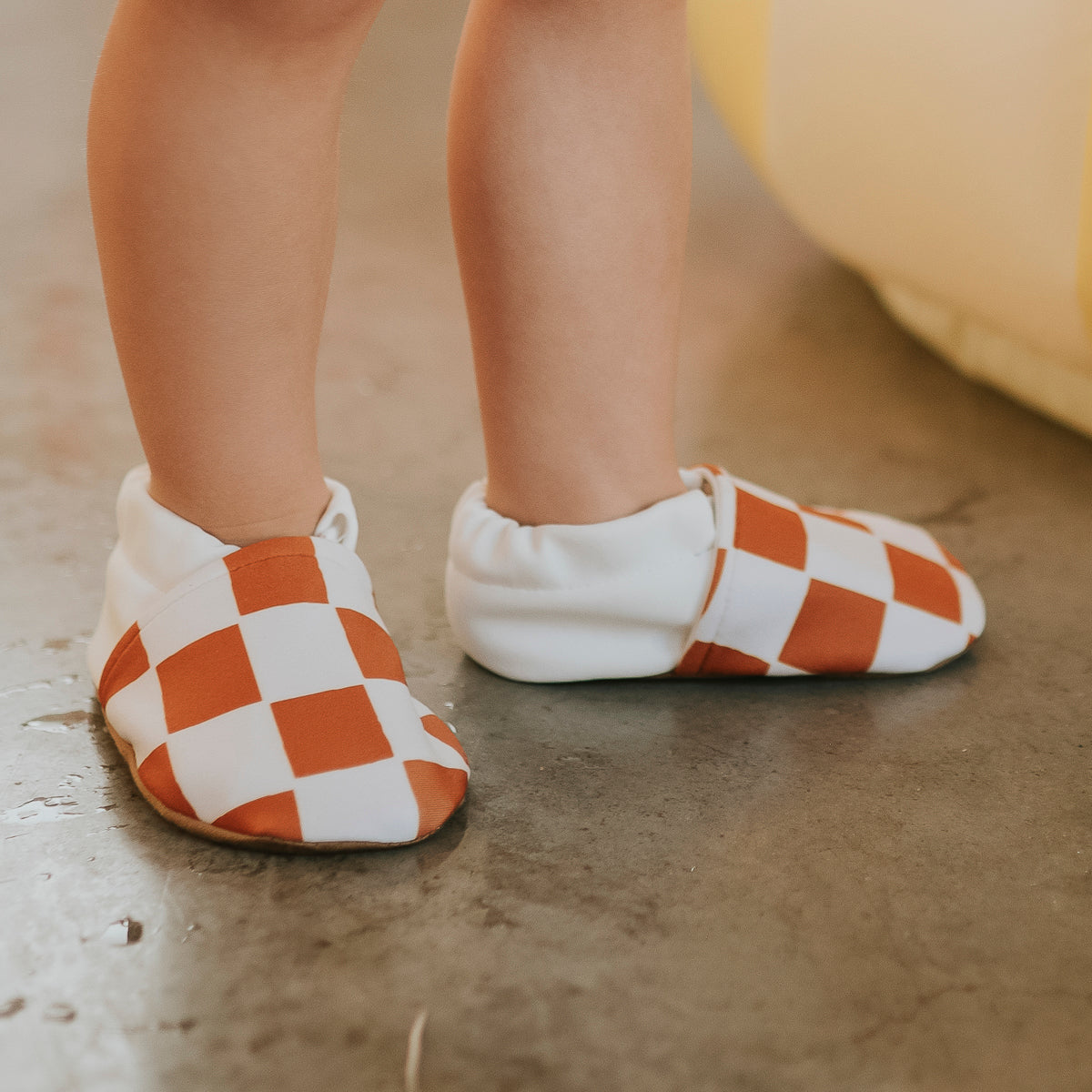 Chaussons bain anti-uv damier