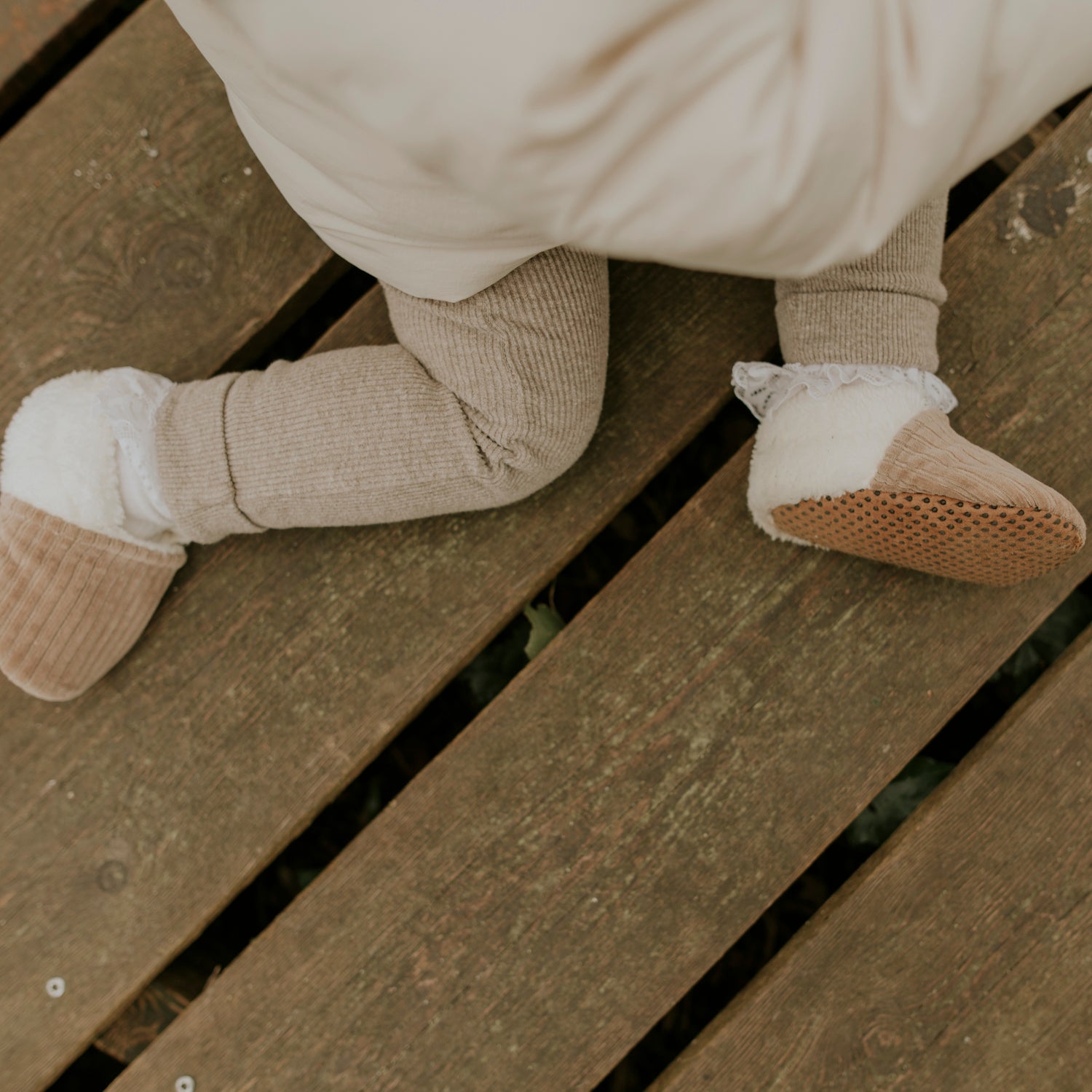 Chaussons velours taupe