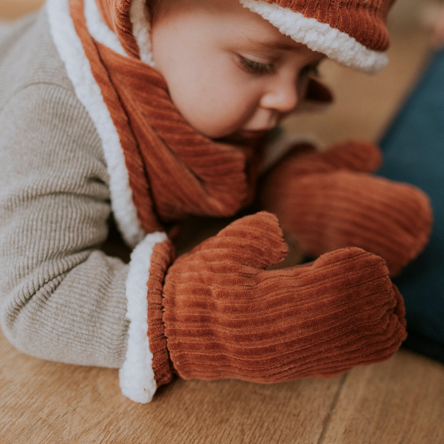 moufles bébés en velours côtelé parpika chaud et tendance Rien que des bêtises