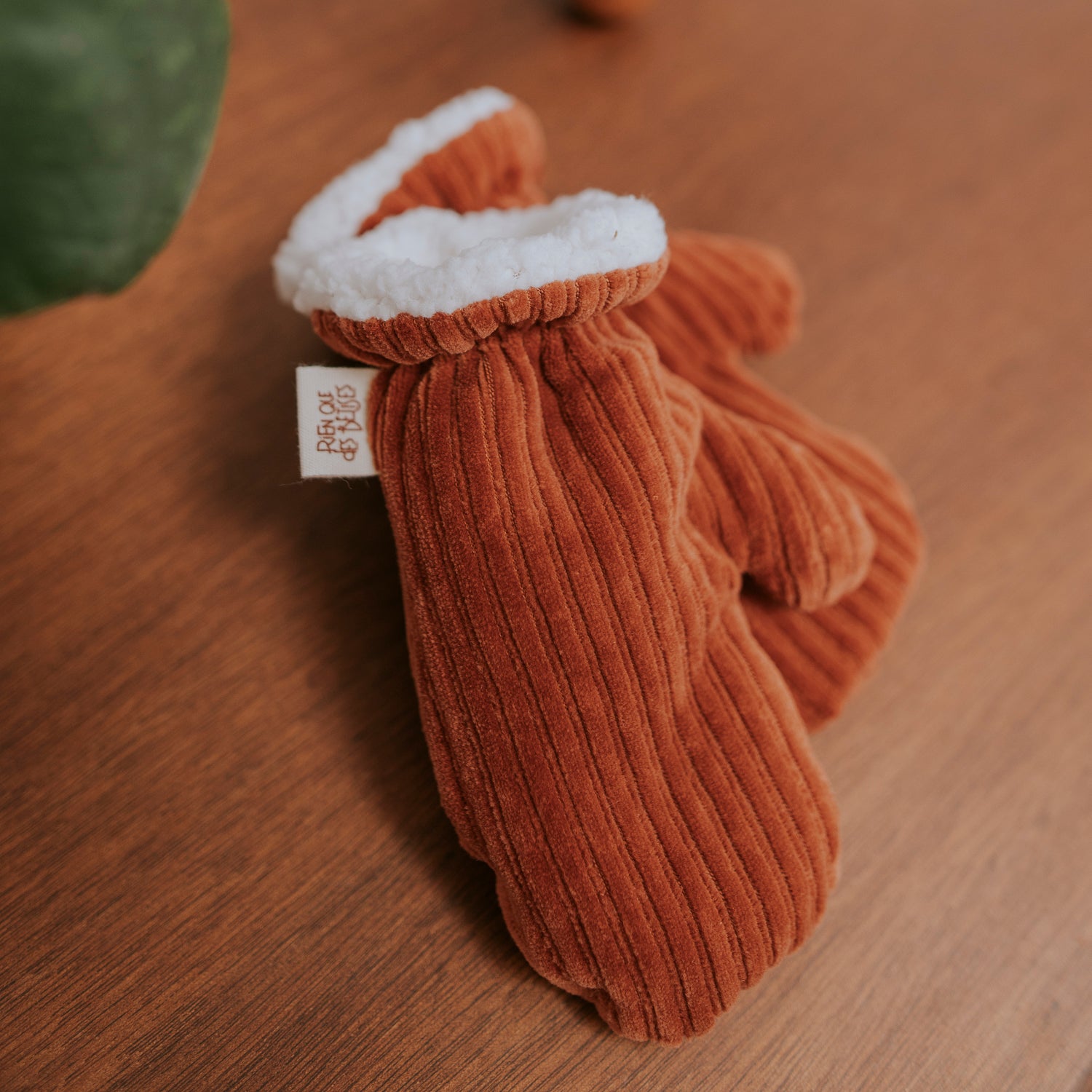 moufles bébés en velours côtelé parpika chaud et tendance Rien que des bêtises
