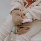 moufles bébés en velours côtelé taupe doublées de teddy tout doux Rien que des bêtises
