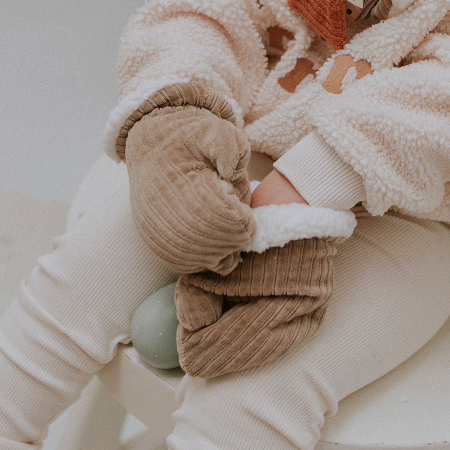 moufles bébés en velours côtelé taupe doublées de teddy tout doux Rien que des bêtises