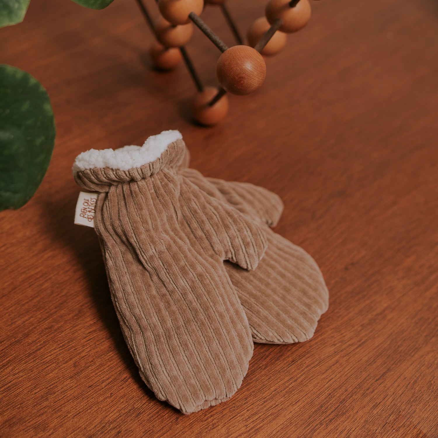 moufles bébés en velours côtelé taupe doublées de teddy tout doux Rien que des bêtises