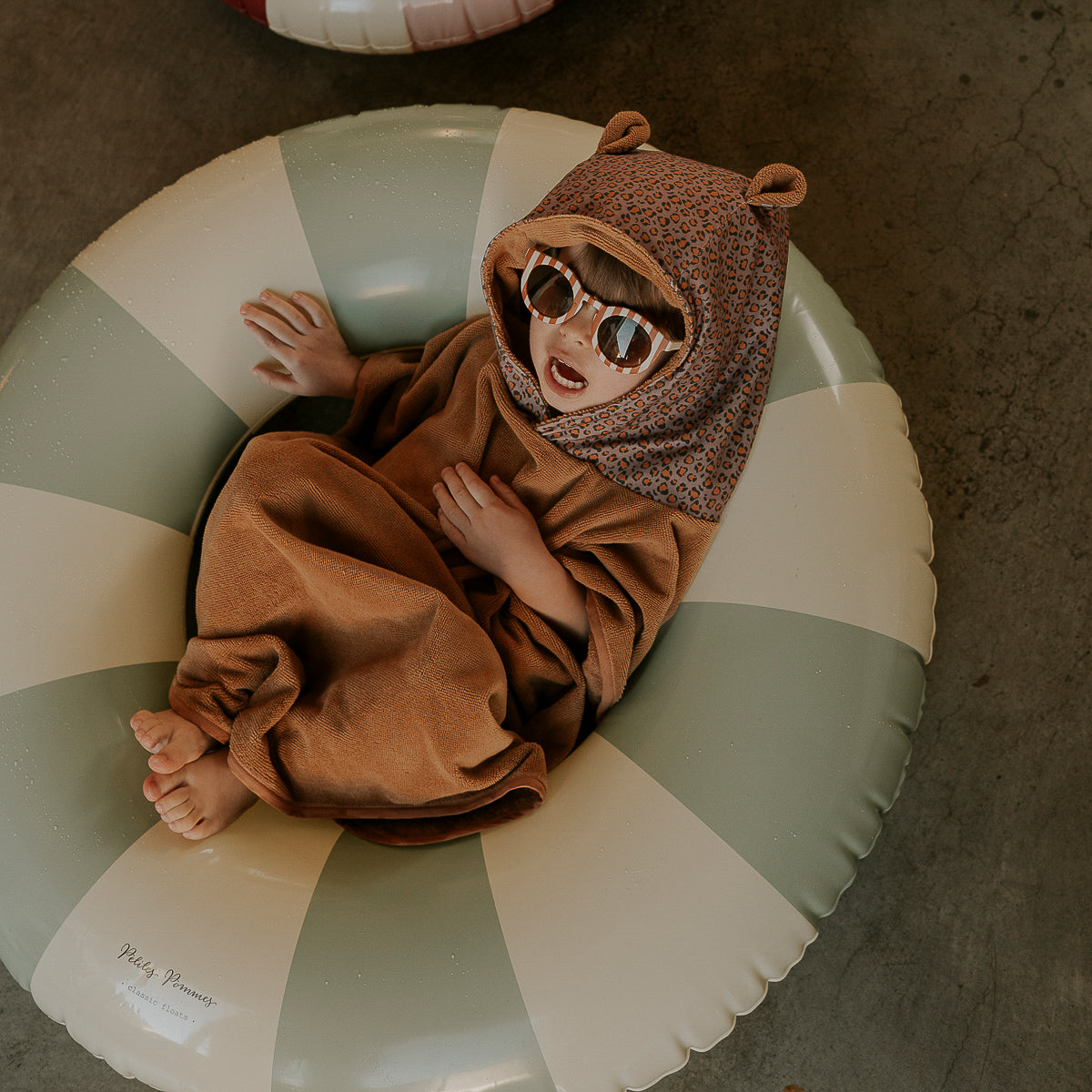 Poncho de bain camel et graou violet rien que des bêtises