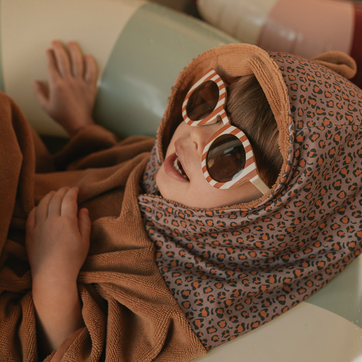 Poncho de bain camel et graou violet rien que des bêtises
