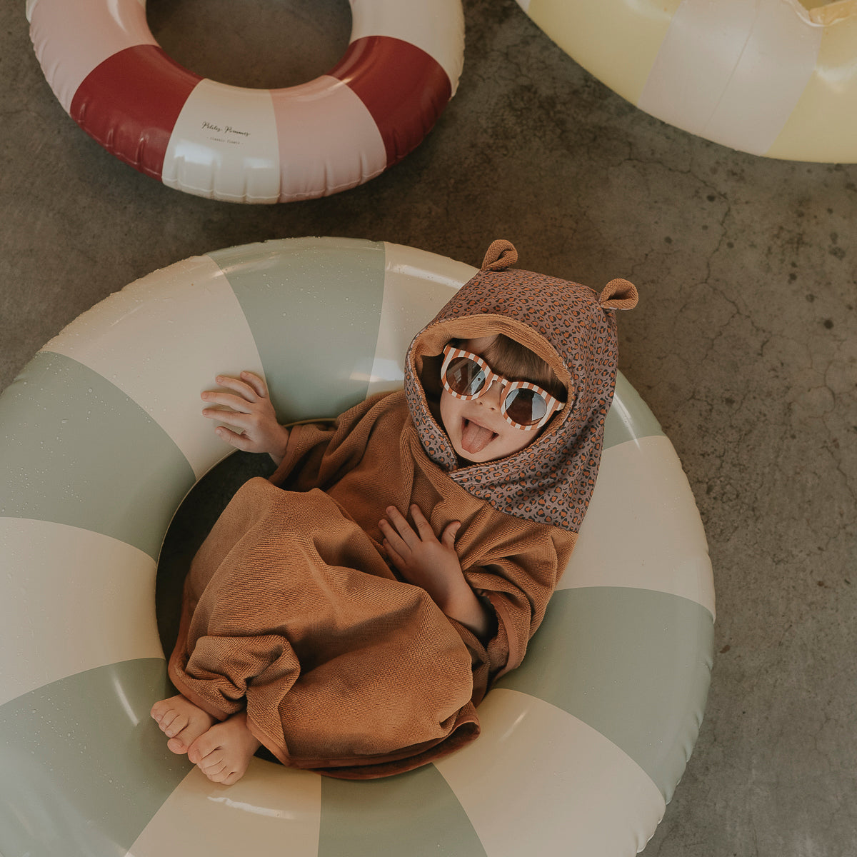 Poncho de bain camel et graou violet rien que des bêtises
