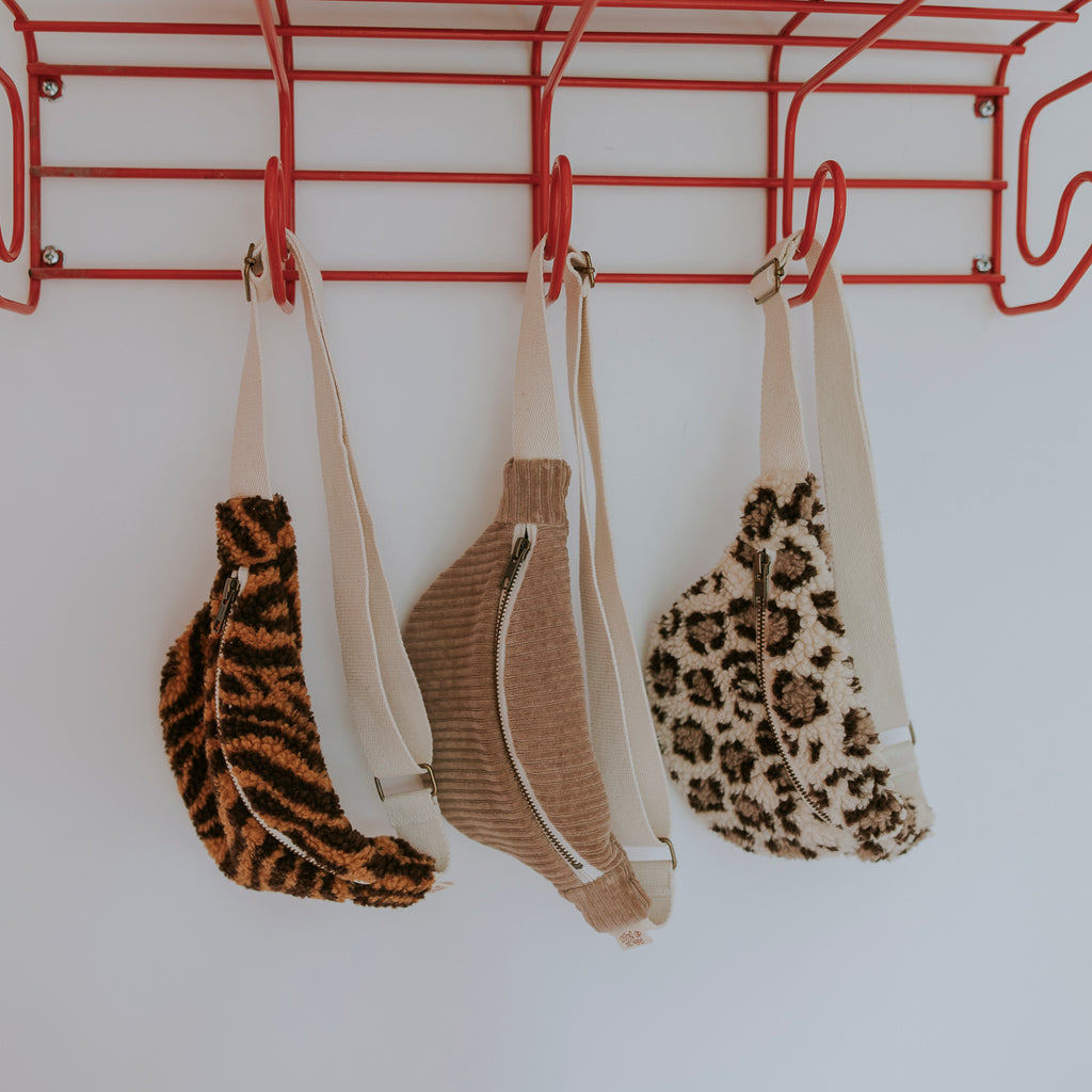 Sac banane velours taupe