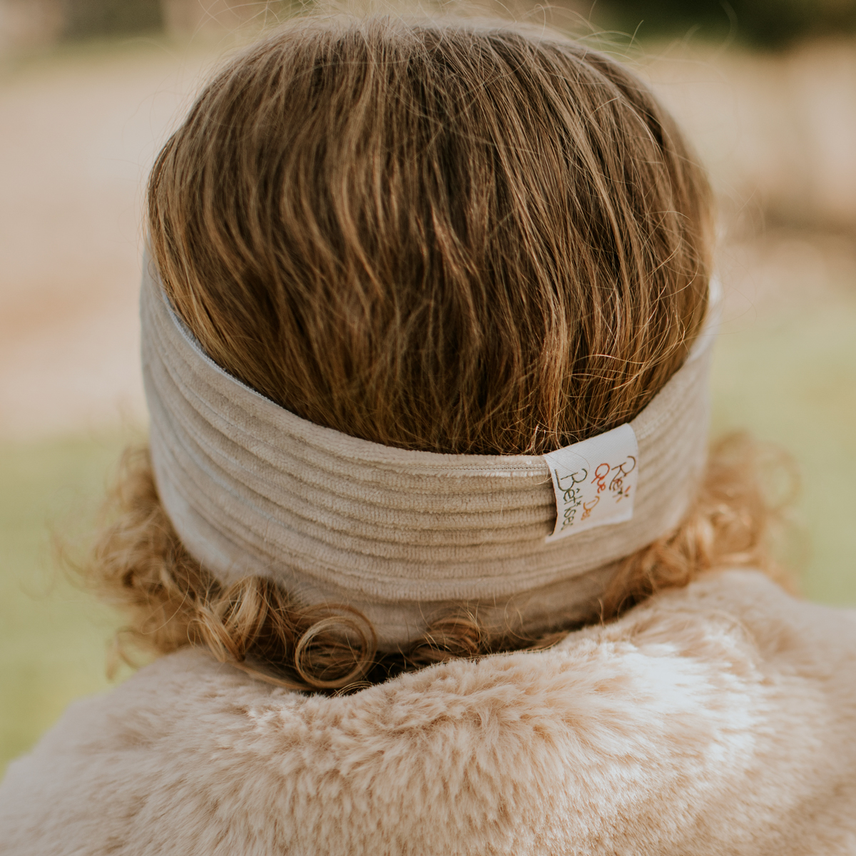 Rien Que Des Bêtises revisite le bandeau velours gris de bébé, chaud, pratique et de qualité. Ce bandeau est fabriqués à la main en France.