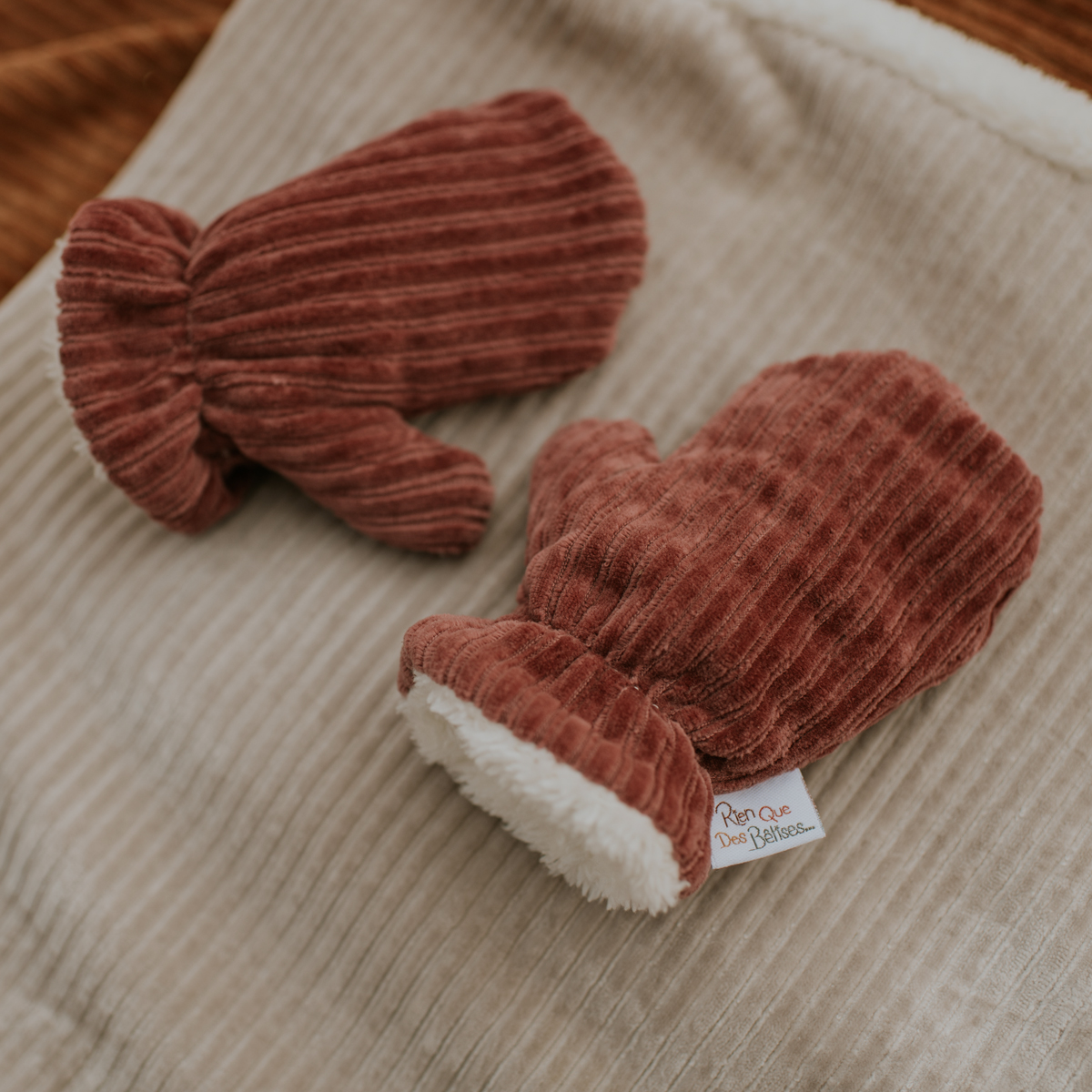 Rien Que Des Bêtises revisite les moufles velours framboise de bébé, chaudes, pratiques et de qualité. Ces moufles sont fabriquées à la main en France.