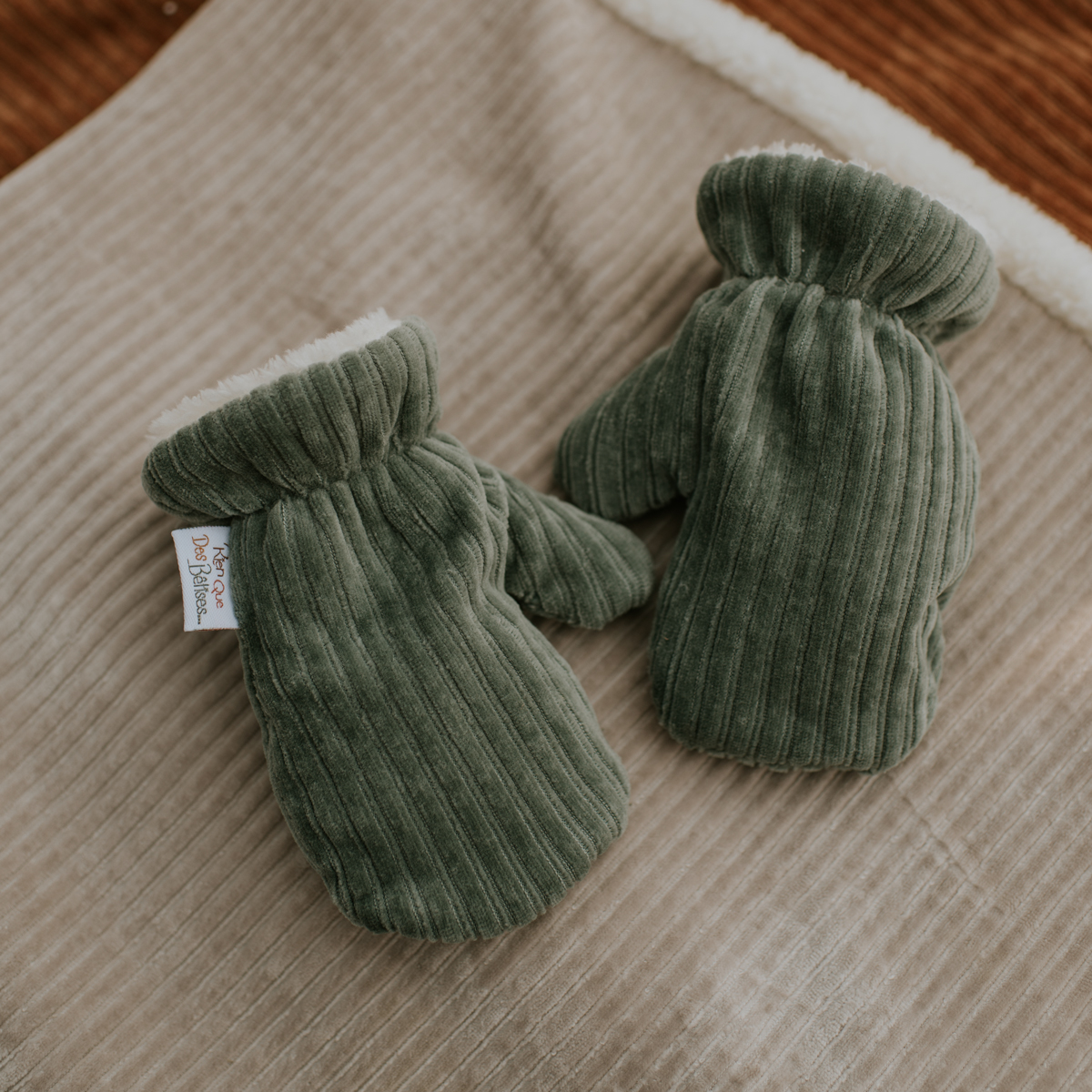 Rien Que Des Bêtises revisite les moufles velours kaki de bébé, chaudes, pratiques et de qualité. Ces moufles sont fabriquées à la main en France.